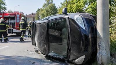 Voitsberg: Pkw bleibt nach Unfall an Betonsäule auf der Seite liegen