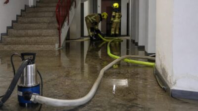 Wasserschäden in Huben: Wasser dringt in Wohnanlage und Eisstadion ein