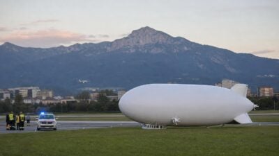 Wind zwingt Werbezeppelin in Innsbruck zur Rückkehr