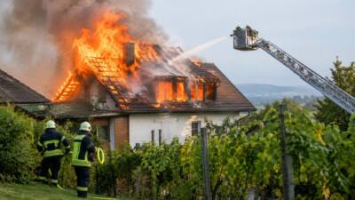 Wohnhausbrand in Weinberg: Menschen bringen sich in Sicherheit