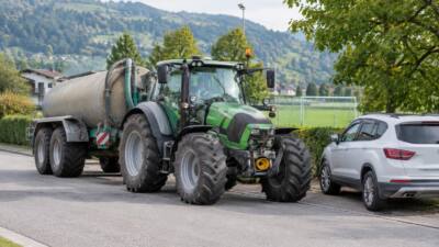 Zugmaschine beschädigt vier parkende Autos in Uderns