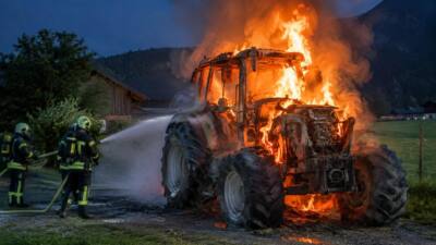 Zugmaschine brennt in Achenkirch, 65-Jähriger schwer verletzt