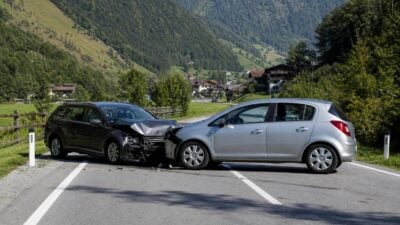 Zwei 79-Jährige bei Pkw-Zusammenstoß in Ramsau verletzt