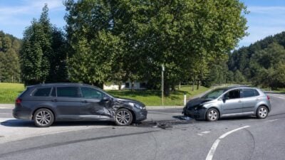 Zwei Fahrzeuge auf Kärntner Straße in Kaltschach beschädigt