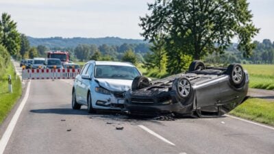 Zwei Pkw kollidieren auf der B3