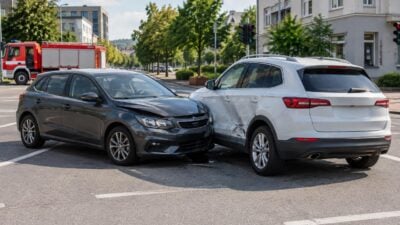 Zwei Pkw stoßen auf Esthoferkreuzung in Vöcklabruck zusammen