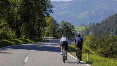 Zwei Rennradfahrer bei Überholmanöver in Weer verletzt