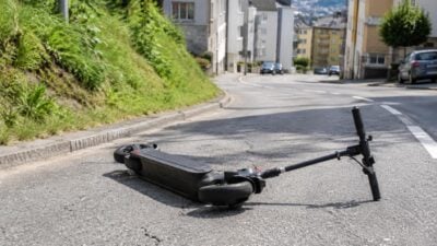 Zwei Zwölfjährige nach E-Scooter-Sturz am Pollingberg verletzt