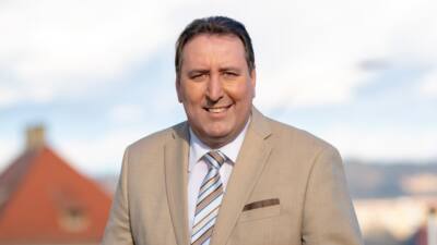 Stadtrat Erwin Baumann wird im Zusammenhang mit der Dürrehilfe für landwirtschaftliche Betriebe in Villach gezeigt.