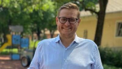 Ein Mann hält einen Plan vor Spielgeräten.