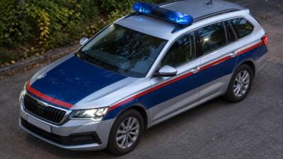 54-Jährige fährt in Mattsee auf eine Verkehrsinsel
