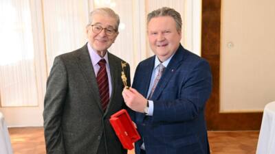 Erwin Steinhauer und Bürgermeister Michael Ludwig mit dem Goldenen Rathausmann