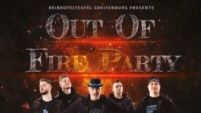 Veranstaltungsplakat zur Out of Fire Party mit Männern vor glühendem Hintergrund