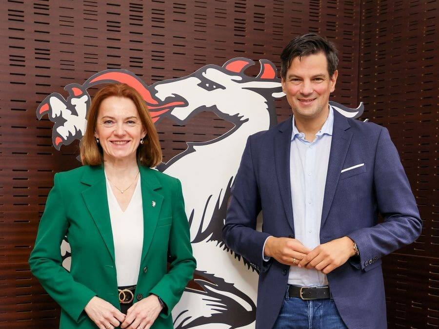 Eine Frau und ein Mann stehen vor einer großen weißen Pantherfigur.
