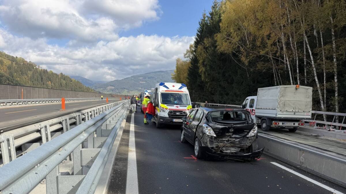 Beschädigter Pkw und Rettungswagen auf einer Autobahnbaustelle