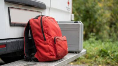 Arbeiter in Lans zwischen Betonschutzwänden eingeklemmt