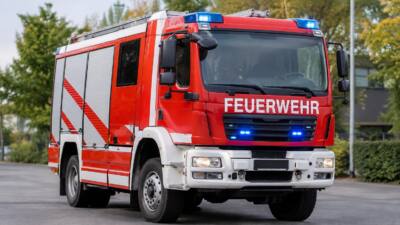 Auto kommt auf der Windischen Höhe von der Fahrbahn ab