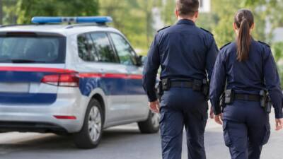 Auto überschlägt sich auf der B148 in Ranshofen