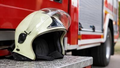Betonmischer verliert Beton auf Fahrbahn, Feuerwehr reinigt Straße