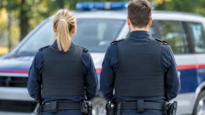 Bewaffnete Tatverdächtige überfallen Paar vor Wohnhaus