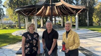 Schwarzes Kreuz erneuert Inschriften am Landesehrenmal in Annabichl