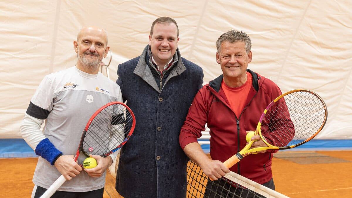 Bürgermeister Christian Scheider und Vizebürgermeister Patrick Jonke sowie einem italienischen Gastspieler kurz vor Spielbeginn.