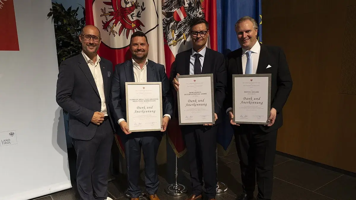 Mario Gerber ehrt 17 Tiroler Traditionsbetriebe in Innsbruck