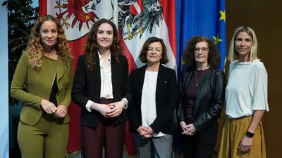 Frauen stehen für ein Gruppenfoto vor Tiroler, österreichischen und europäischen Flaggen.
