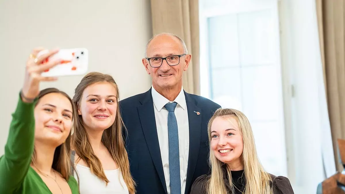Klasse der HBLFA Tirol Rotholz trifft Landeshauptmann Mattle