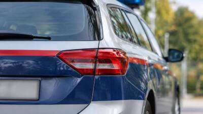 Ein Mopedfahrer stürzt nach Spiegelkontakt mit BMW in Gmunden