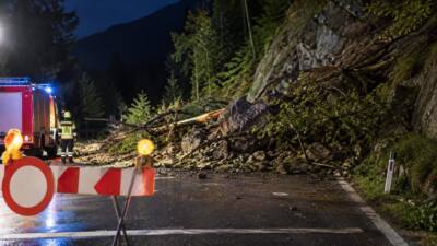 Erdrutsch macht L16 bei Zaunhof unpassierbar