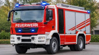 Feuerwehr Ebensee befreit Auto aus Sickergraben am Fachmarktzentrum
