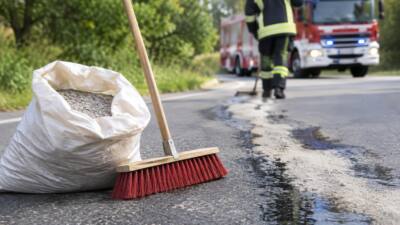 Feuerwehr fängt ausgelaufenes Öl in Ried im Innkreis auf