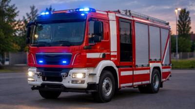 Feuerwehr Felixdorf steigt in der Bräunlichgasse übers Fenster ein