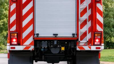 Feuerwehr hilft beim Transport einer verletzten Person in Angern