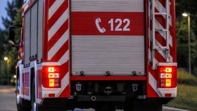 Feuerwehr hilft Elektroauto mit leerer Batterie auf der L58