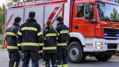 Feuerwehr holt Pkw mit Kran aus Böschung in Thunau