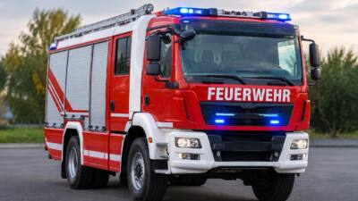 Feuerwehr löscht brennenden Holzhaufen nahe Bucheck