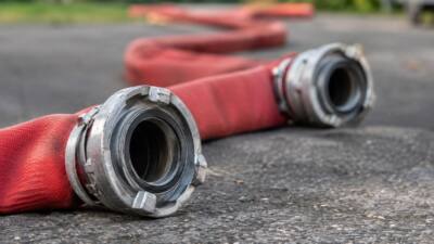 Feuerwehr löscht Müllcontainerbrand in der Braunauerstraße