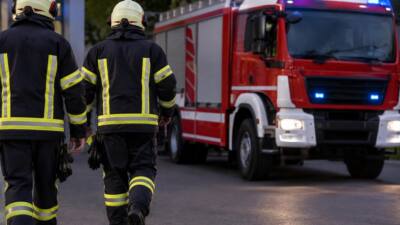 Feuerwehr löscht Vollbrand auf Doppelhaus-Baustelle in Kitzbühel