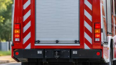 Feuerwehr Mistlberg entfernt Baum von der Aisttallandesstraße
