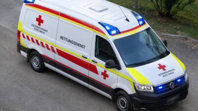 Feuerwehr Mödling trägt Patientin am Schrannenplatz zum Rettungswagen