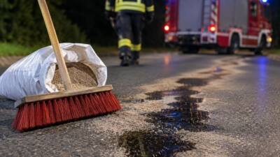 Feuerwehr Polling bindet Ölspur nach Unfall auf der Landesstraße