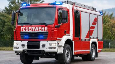 Feuerwehr Unterpurkla entfernt Baum von der Fahrbahn