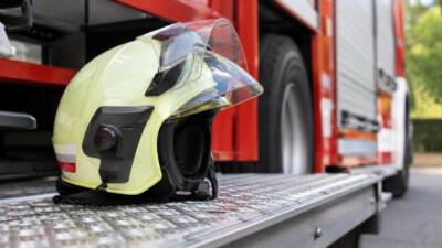 Feuerwehr Ybbs hebt Pkw aus einem Bachbett