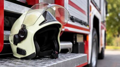 Feuerwehr zieht Lkw nahe der Pernecker Bergkirche bergauf