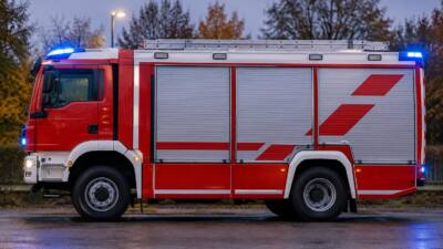 Feuerwehren bergen Elektrofahrzeuge nach Eisenbahnunfall in Kledering