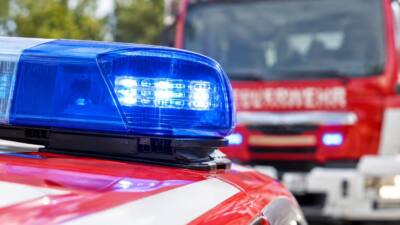 Feuerwehren rücken nach Brand neben Maschinenhalle in Horn ein