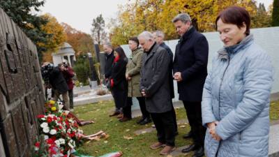 LH Daniel Fellner und Martin Gressl bei der Kranzniederlegung