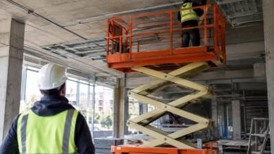 Hebebühne klemmt 40-Jährigen auf Baustelle in Graz ein